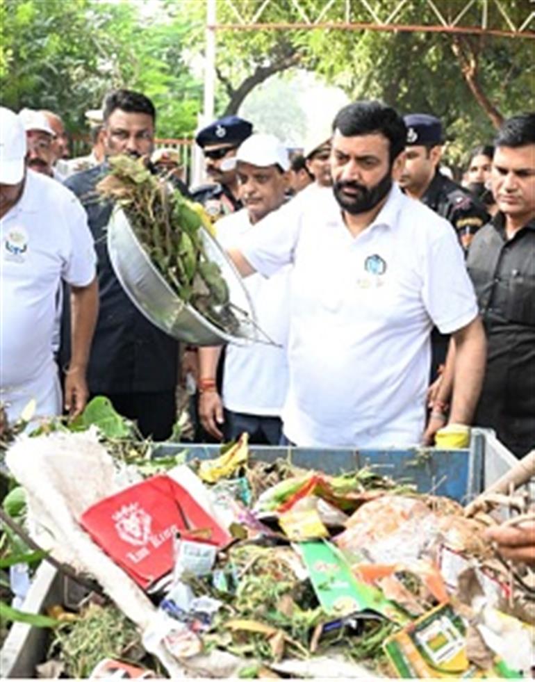 Chief Minister performed Shramdaan under the special Shramdaan campaign Ek Din, Ek Ghanta, Ek Sathe in Panchkula.